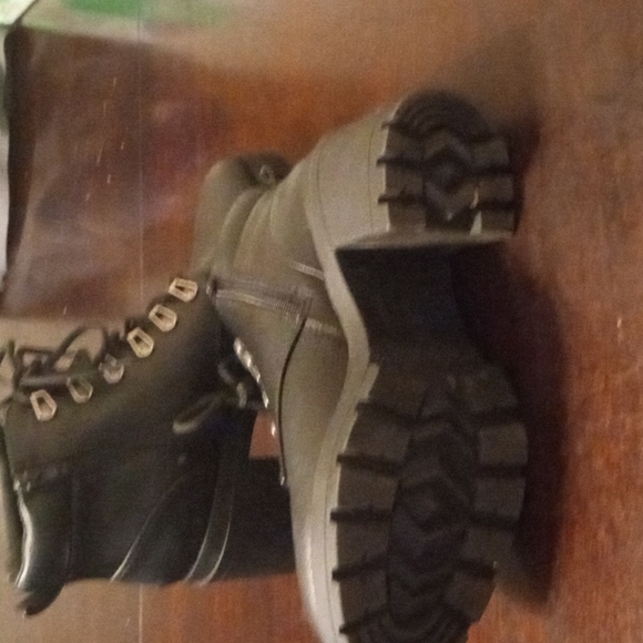 BOOTS - Picture 3 of 3